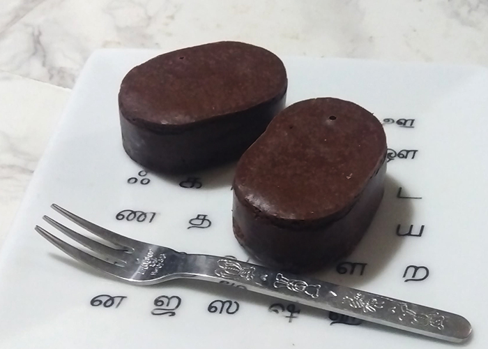 ねね（寧々）ショコラ-皿とフォークで食べる