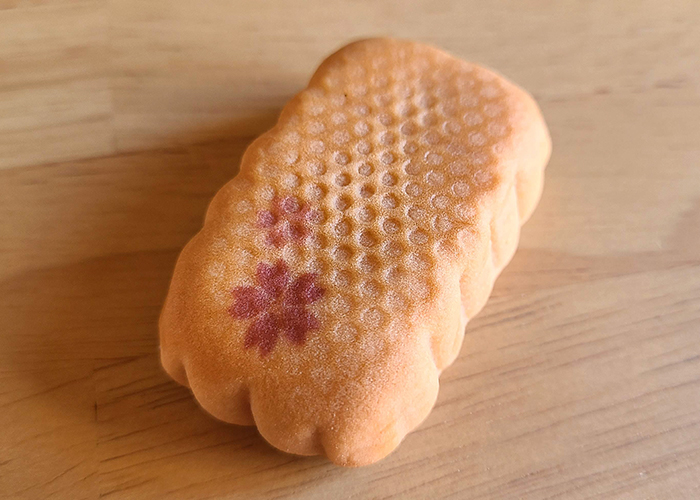 ベビー母恵夢の表面には、可愛らしい「桜」のイラストが刻まれており、見た目にも春らしさを演出