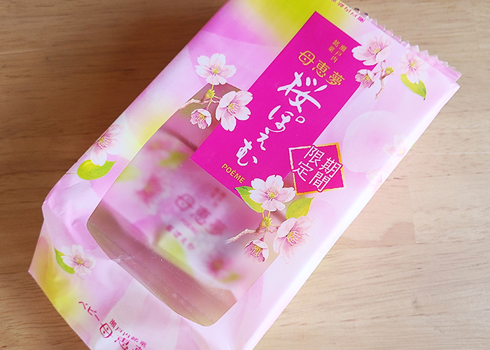 桜の花が舞うように描かれ、葉桜も散りばめられたデザインが全体を包み込み、春の情景がそのまま表現されています