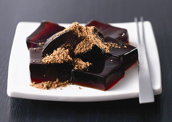 【黒わらび餅】とろけるような口あたりに、深煎り黒きな粉の香ばしさを添えて